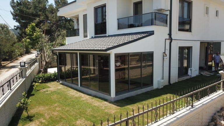 Sürme Cam Antalya: Dış Mekânlarınıza Modern ve Kullanışlı Çözüm